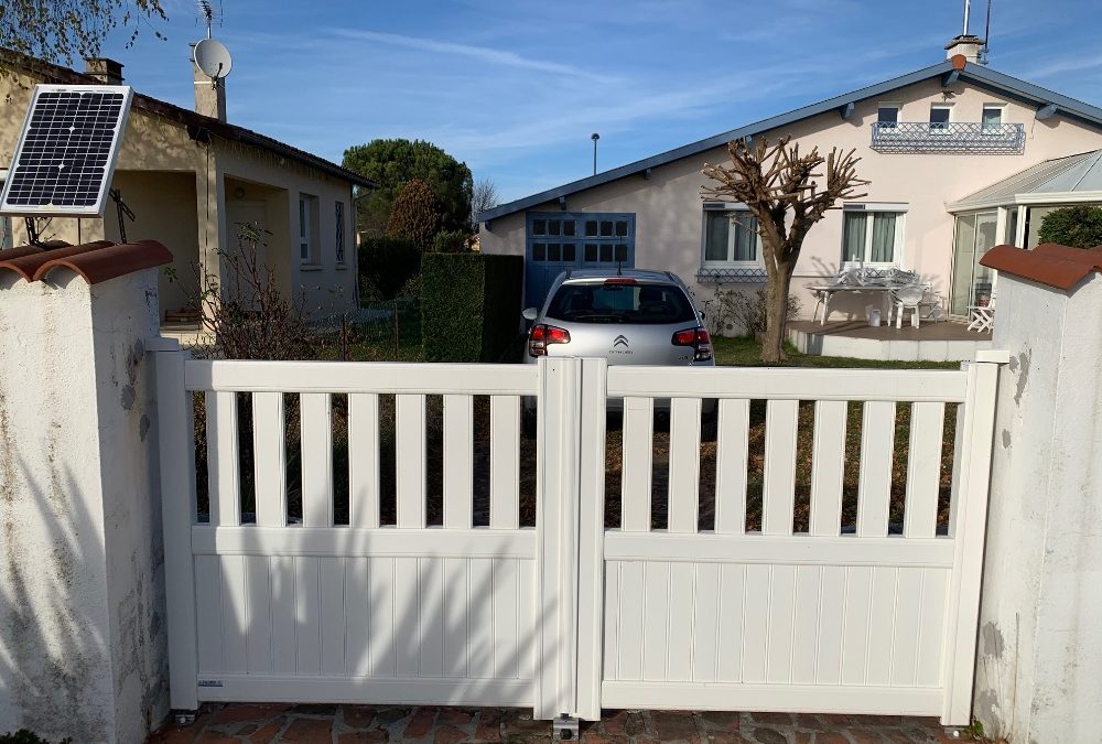 Portail en aluminium avec motorisation solaire  à Semeac