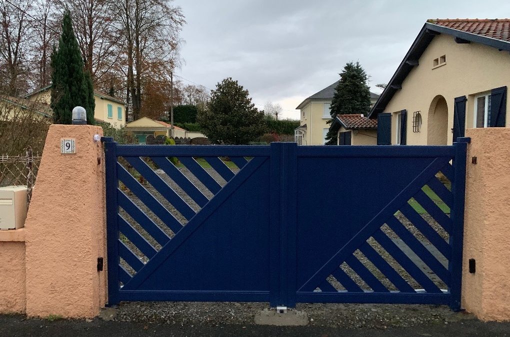 Portail battant en aluminium à Nay