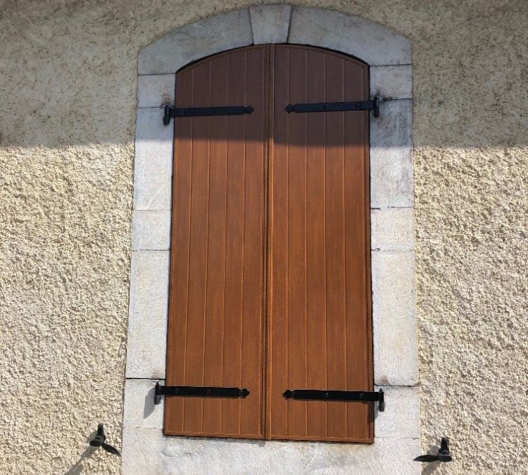 Volets battants cintré en aluminium à Ibos