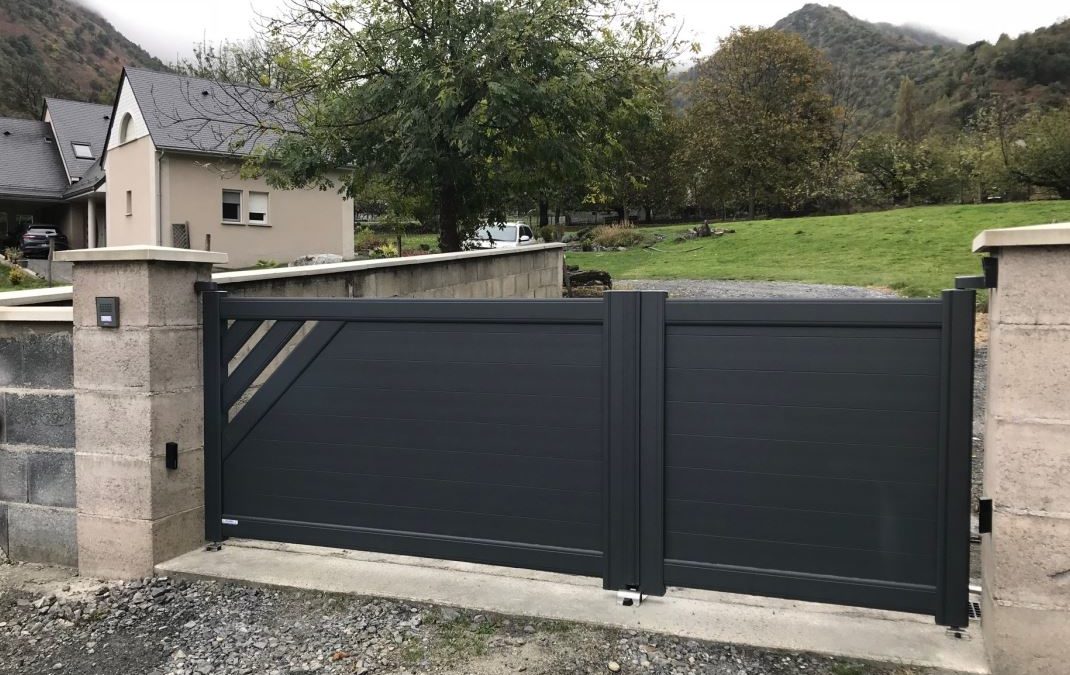 Portail battant en aluminium à Villelongue